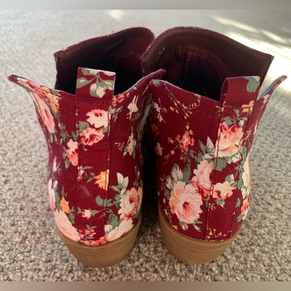 JC Floral print Ankle Bootie. US Women's size 8 1/2. - Picture 3 of 6